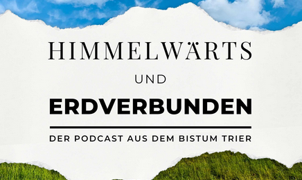 Das Bild zeigt oben einen blauen Himmel und unten eine grüne Landschaft, dazwischen den Text 'Himmelwärts und Erdverbunden' und das Logo des Bistums Trier