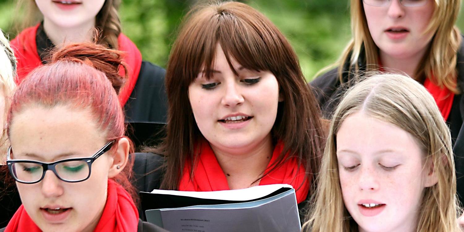 Junge Menschen, die im Chor singen