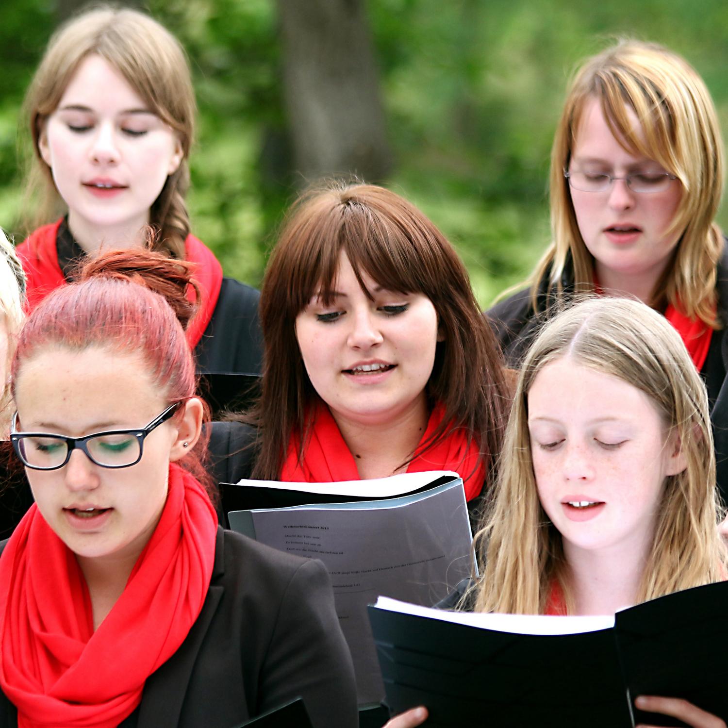Junge Menschen, die im Chor singen