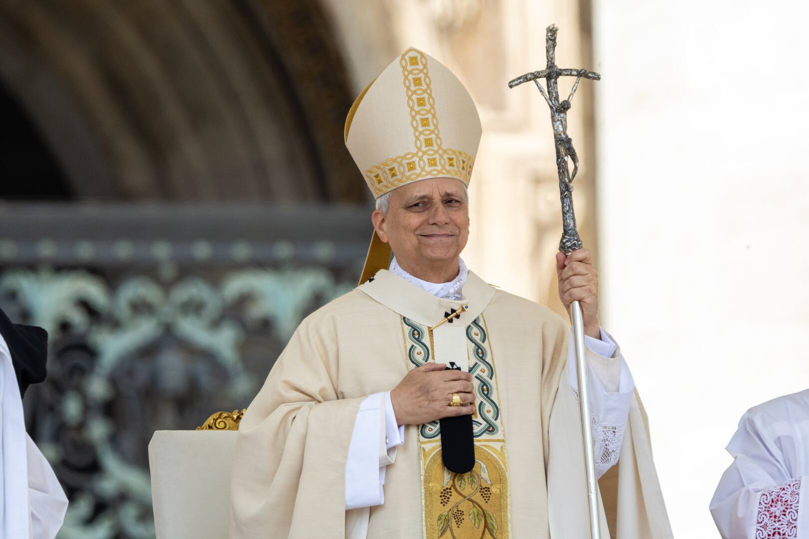 Das Bild zeigt Papst Leo XIV. bei der Heiligen Messe zur Amtseinführung am 18. Mai 2025 auf dem Petersplatz in Rom