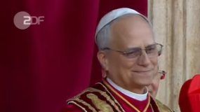Das Bild zeigt den neuen Papst Leo XIV. auf dem Balkon des Vatikan