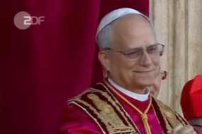 Das Bild zeigt den neuen Papst Leo XIV. auf dem Balkon des Vatikan