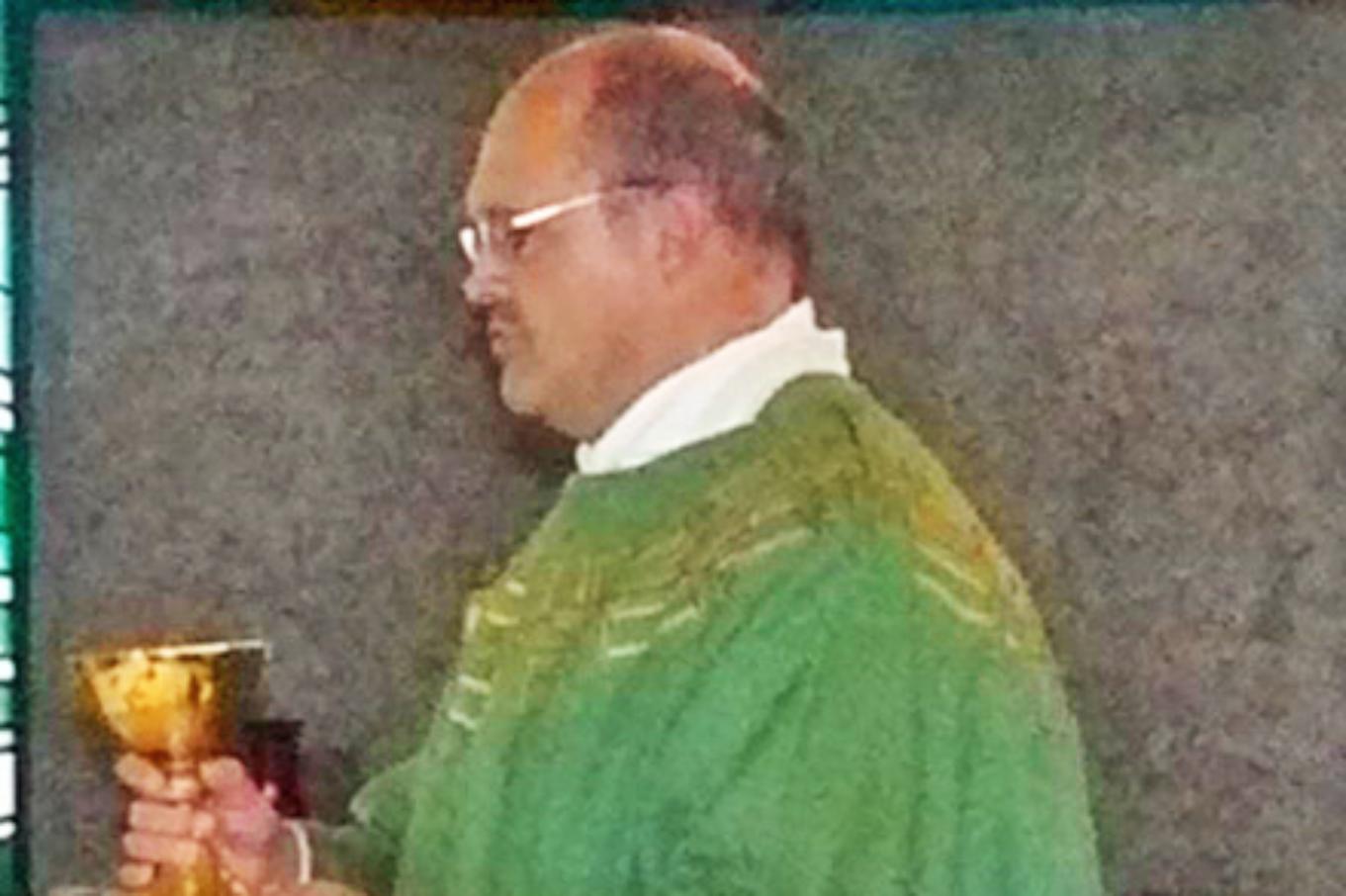 Pfarrer Ulrich Laux am Altar in der Kapelle Marienwörth während eines Gottesdienstes