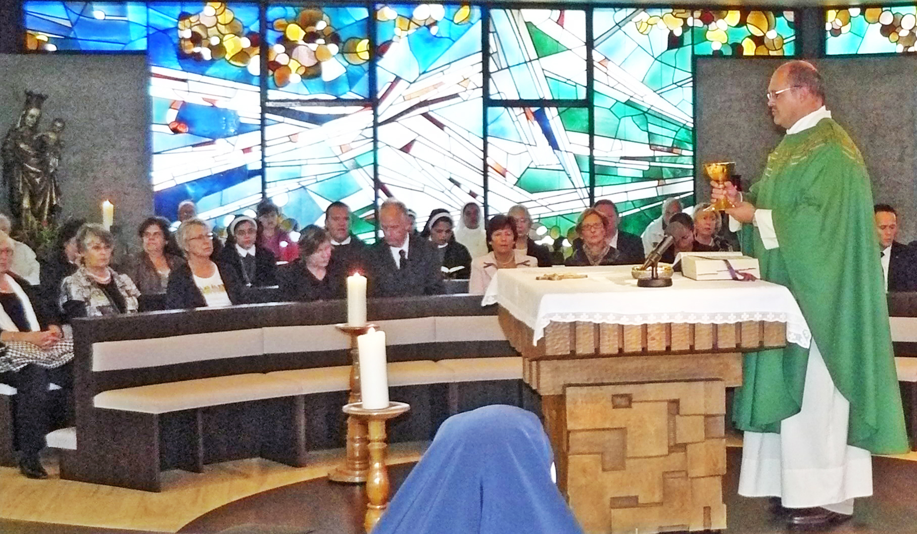 Pfarrer Ulrich Laux am Altar in der Kapelle Marienwörth während eines Gottesdienstes