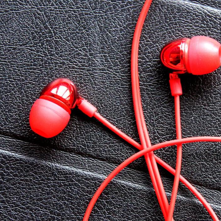 2 rote Ohrhörer mit rotem Kabel auf einer grauen Unterlage (c) Peter Weidemann In: Pfarrbriefservice.de 2 rote Ohrhörer mit rotem Kabel auf einer grauen Unterlage