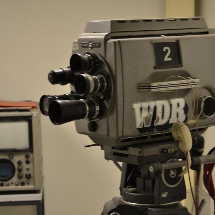 Das Bild zeigt eine alte Fernsehkamera des WDR.